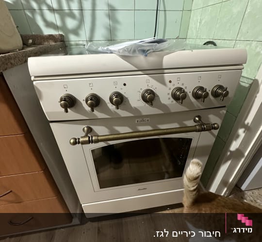 תנור גז עם כפתורים ומדף עליון